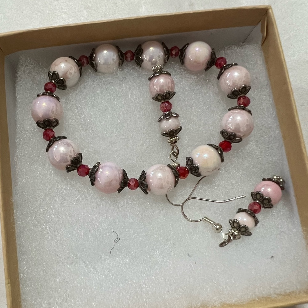 Beautiful pink beaded set of earring and bracelet new in original box